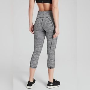 Athleta Ultimate Linear Lines Capri  Black White 531307 M